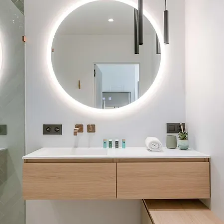 Stunning And Modern With Sunny Balcony Appartamento